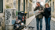 Casal de americanos desagradados em Lisboa. Crédito: Foto AI