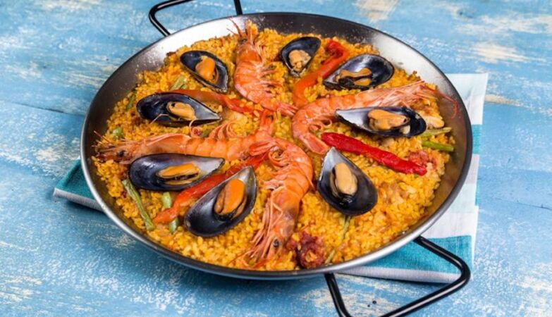 Paella is eaten at lunch (and on Thursdays). Don't make the mistake Jamie Oliver made