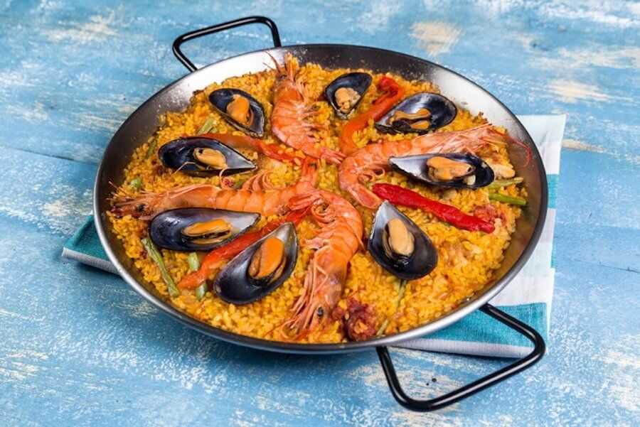 Paella is eaten at lunch (and on Thursdays). Don't make the mistake Jamie Oliver made