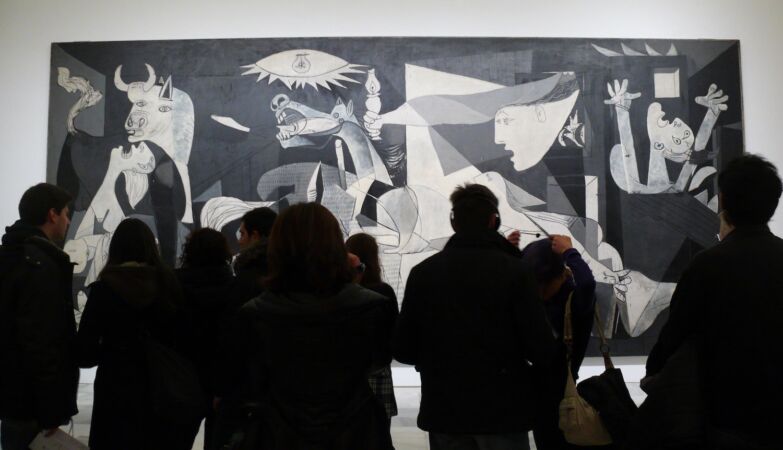 Xenophobia in Reina Sofia. Three elderly Jewish women expelled from museum for displaying symbols of Israel