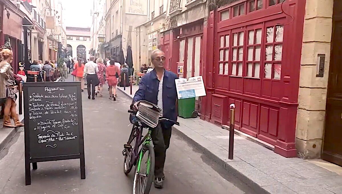 Ali Akbar, the last ardina of Paris, was ordained Knight of the Order of Merit by Macron