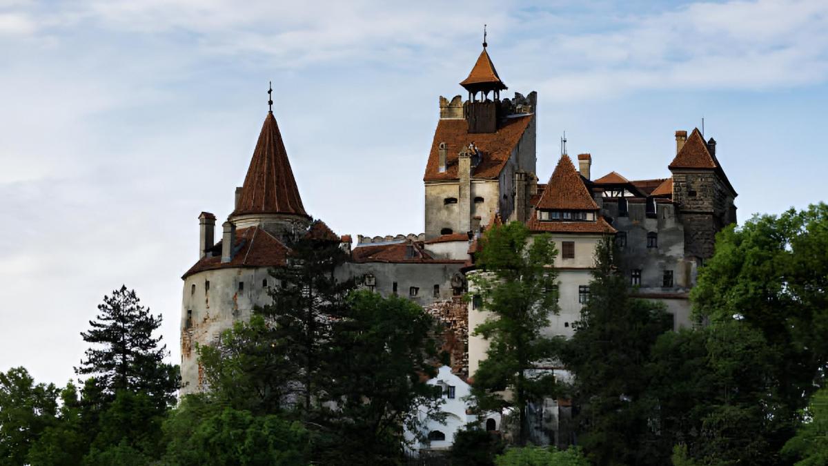 George, 19 years old, disappears in the mountains of Dracula's castle and 9 days later asks for help: "We don't understand what happened or where he could have gone"
