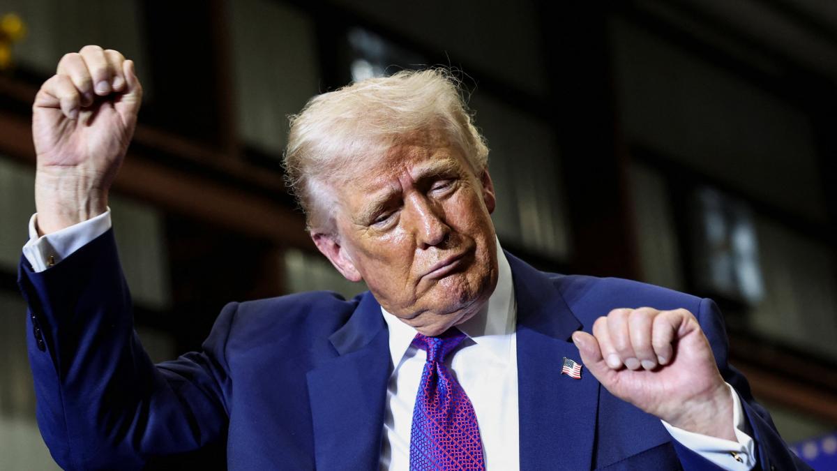 Trump orders declassifications on UFOs and aliens a day after Obama mentioned it