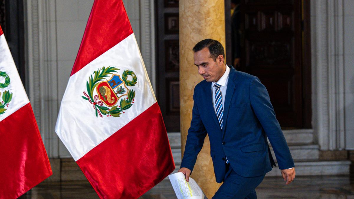 The Congress of Peru approves a motion of censure against the interim president: what happens?