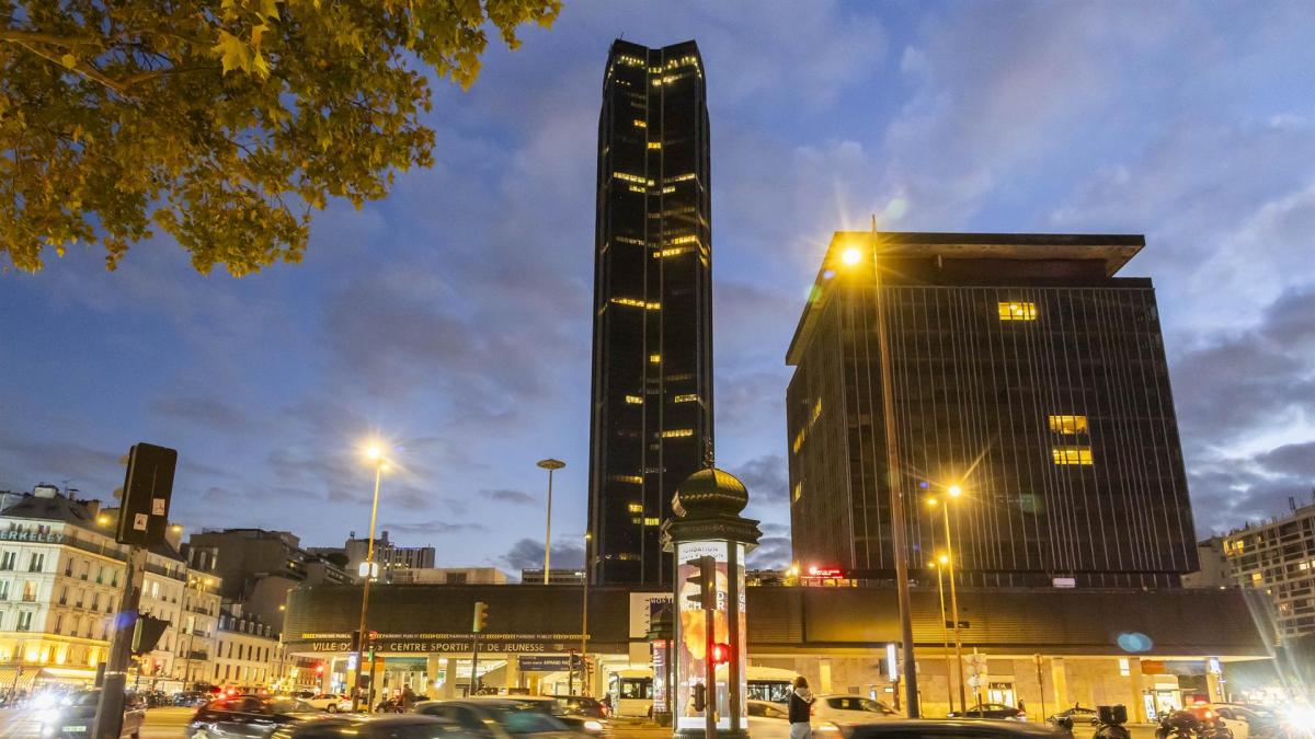The Montparnasse Tower skyscraper and the Paris Institute of Political Studies are evacuated due to bomb threats