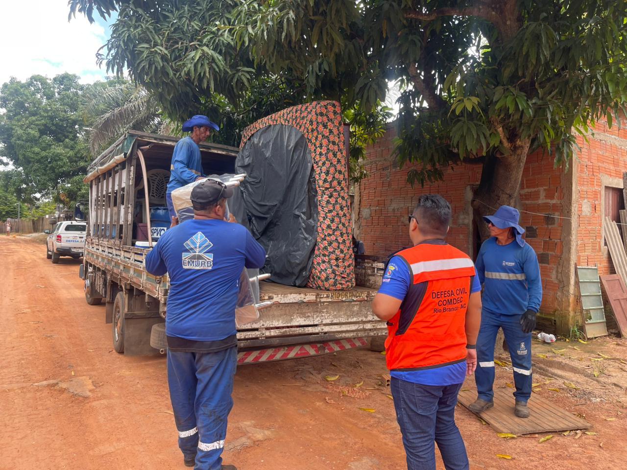 Families left homeless by the flooding of the Acre River begin returning to their homes this Monday