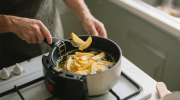 Fritar batatas em óleo. Crédito: Freepik AI