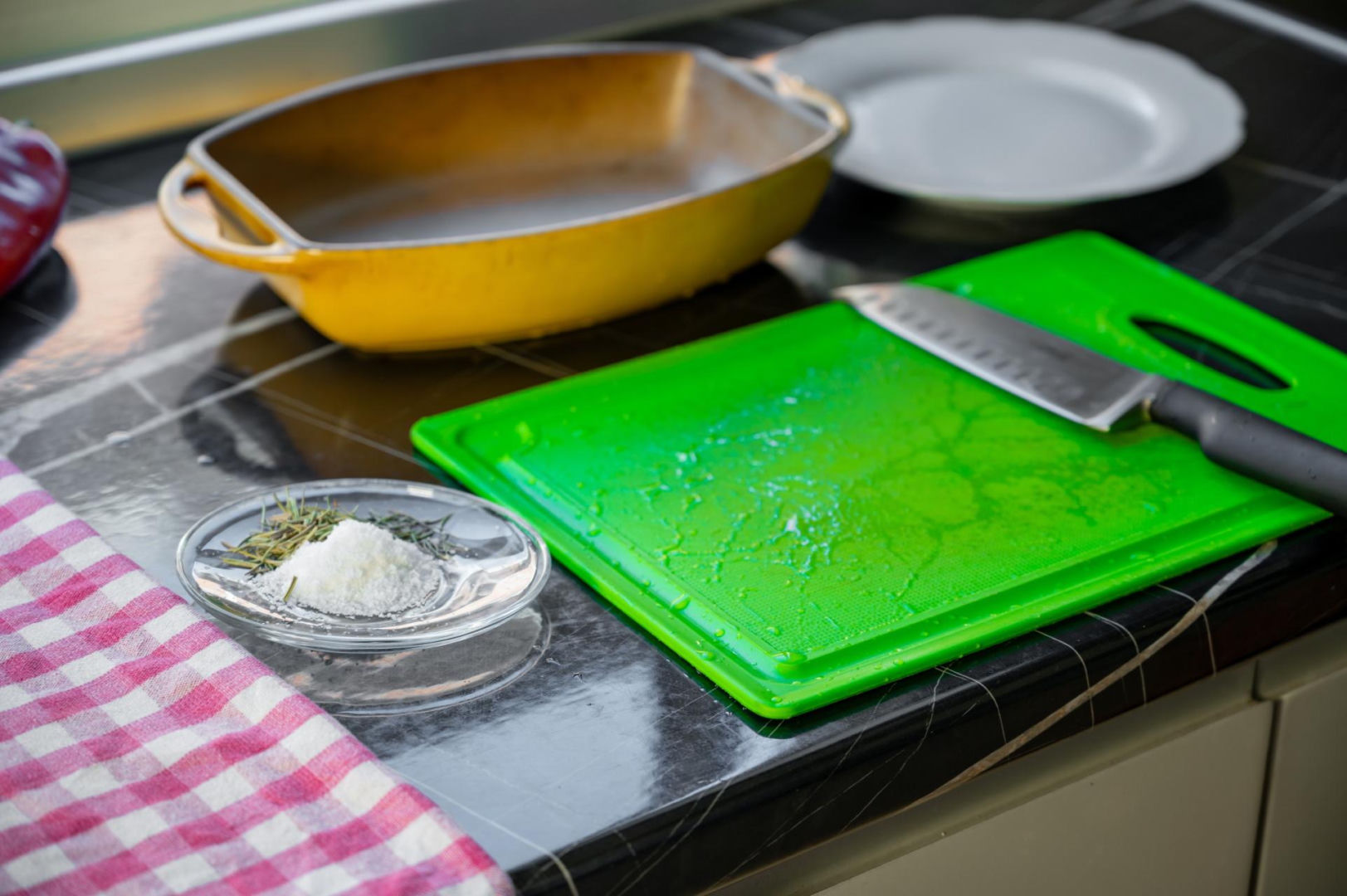 Worth knowing Almost all of us have it in our kitchen and unknowingly it poisons the household. Scientists: Throw away immediately