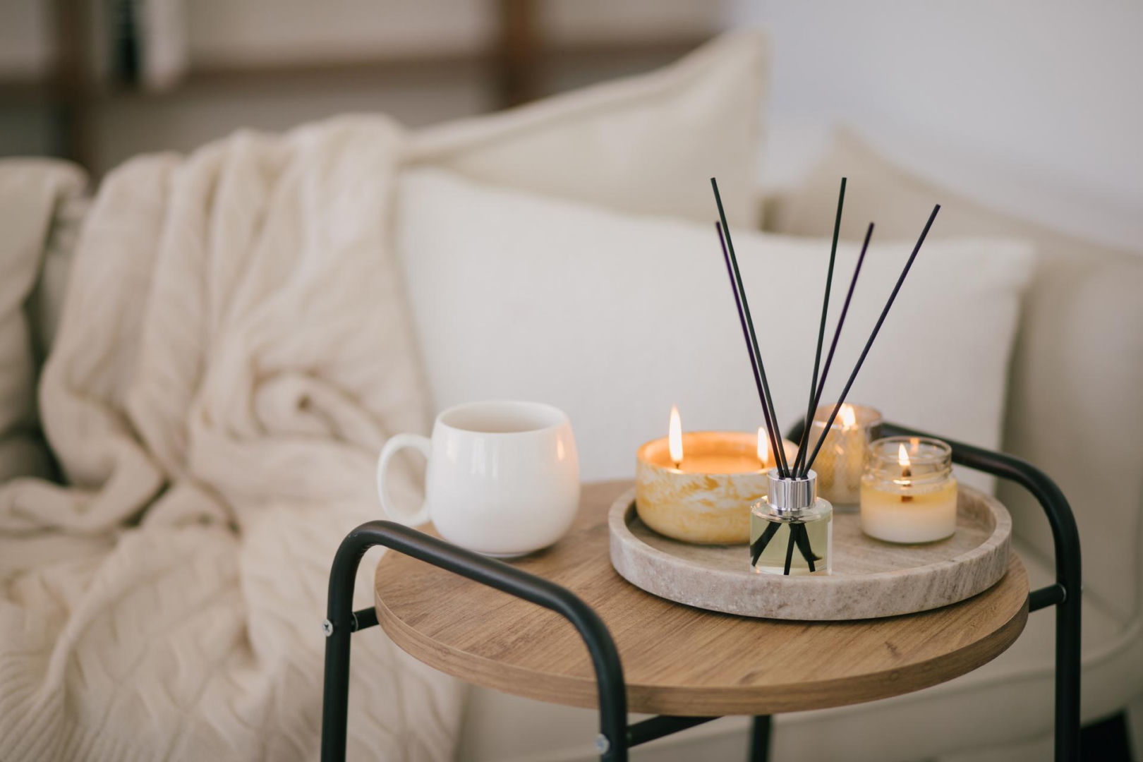 Air freshening Pour into a jar and place on the table in the living room. You will feel the pleasant scent spread throughout the entire house. A fragrance for home