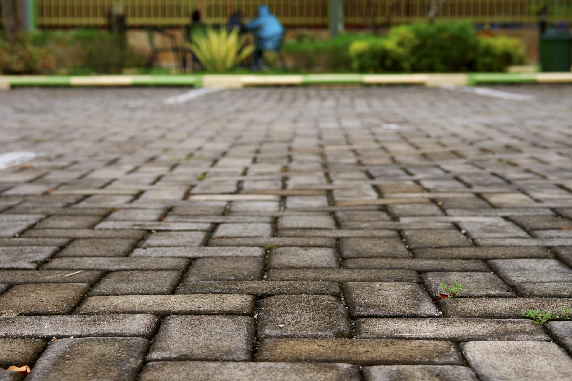 Preparations for spring When the last snow melts, pour it onto the paving stones. It will eat away the moss and remove winter dirt. Preparing paving stones for spring