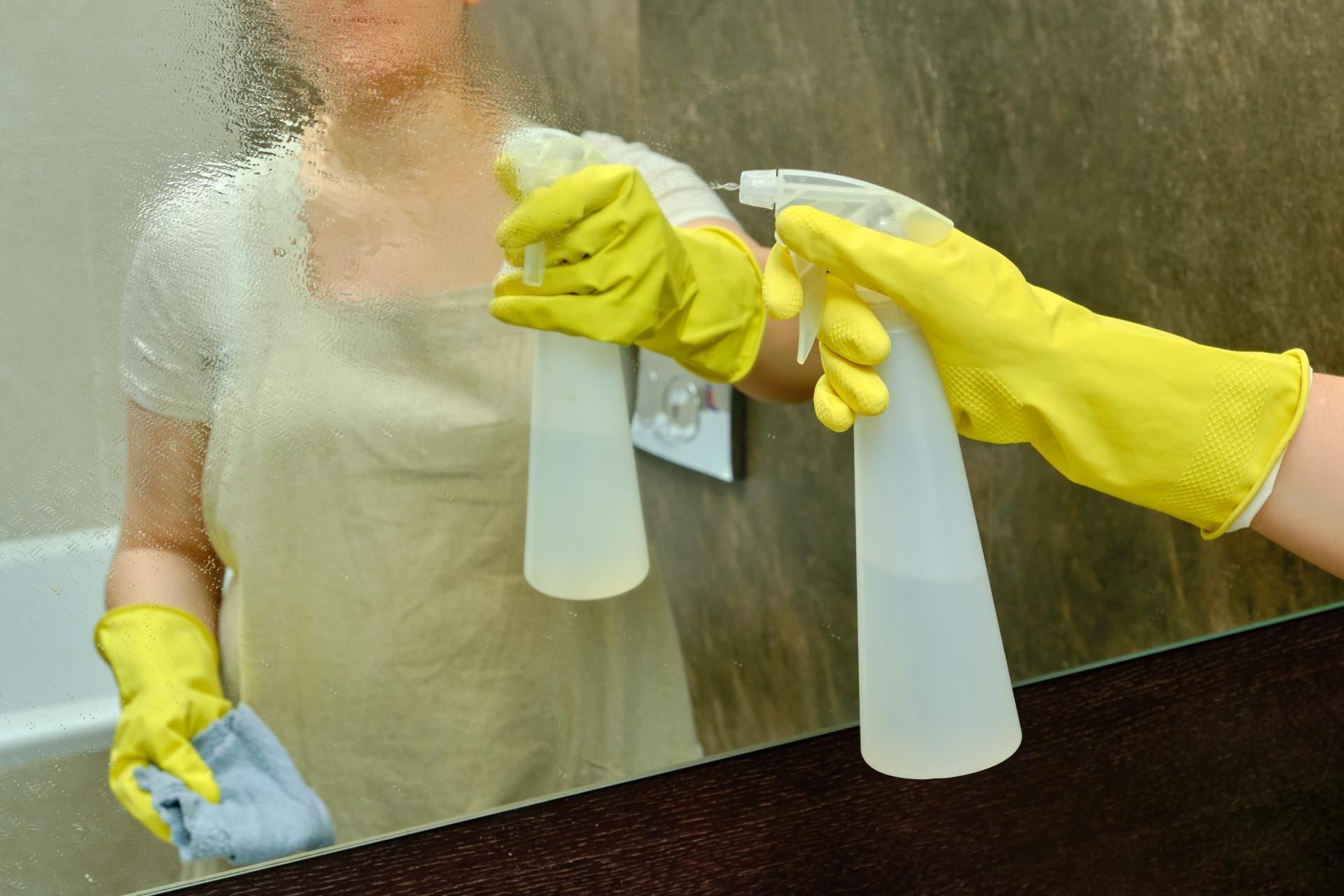 Clean mirrors Throw the window cleaner into the trash. Mix 1 teaspoon with water and spray on mirrors, and calluses and grease stains will disappear instantly. How to get fingerprints on a mirror