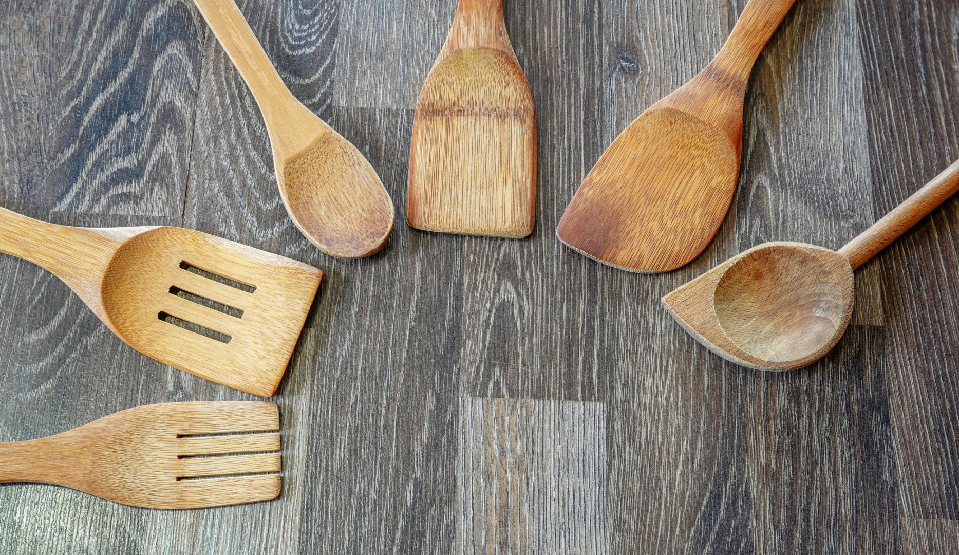 Kitchen methods Nobody does this with wooden spoons in the kitchen. Dip your shoulder blades in this and it will suck out the grease and invisible dirt. Washing wooden spoons
