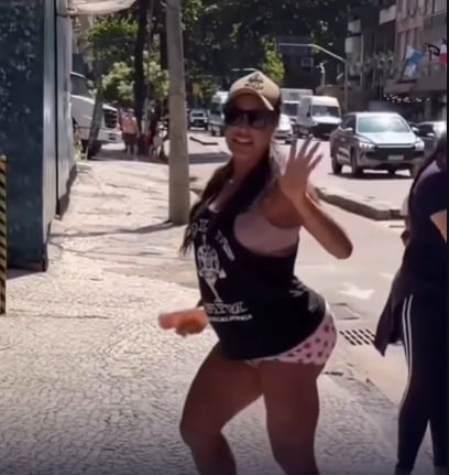 Gracyanne Barbosa chama atenção com look casual ao chegar ao Baile da Vogue