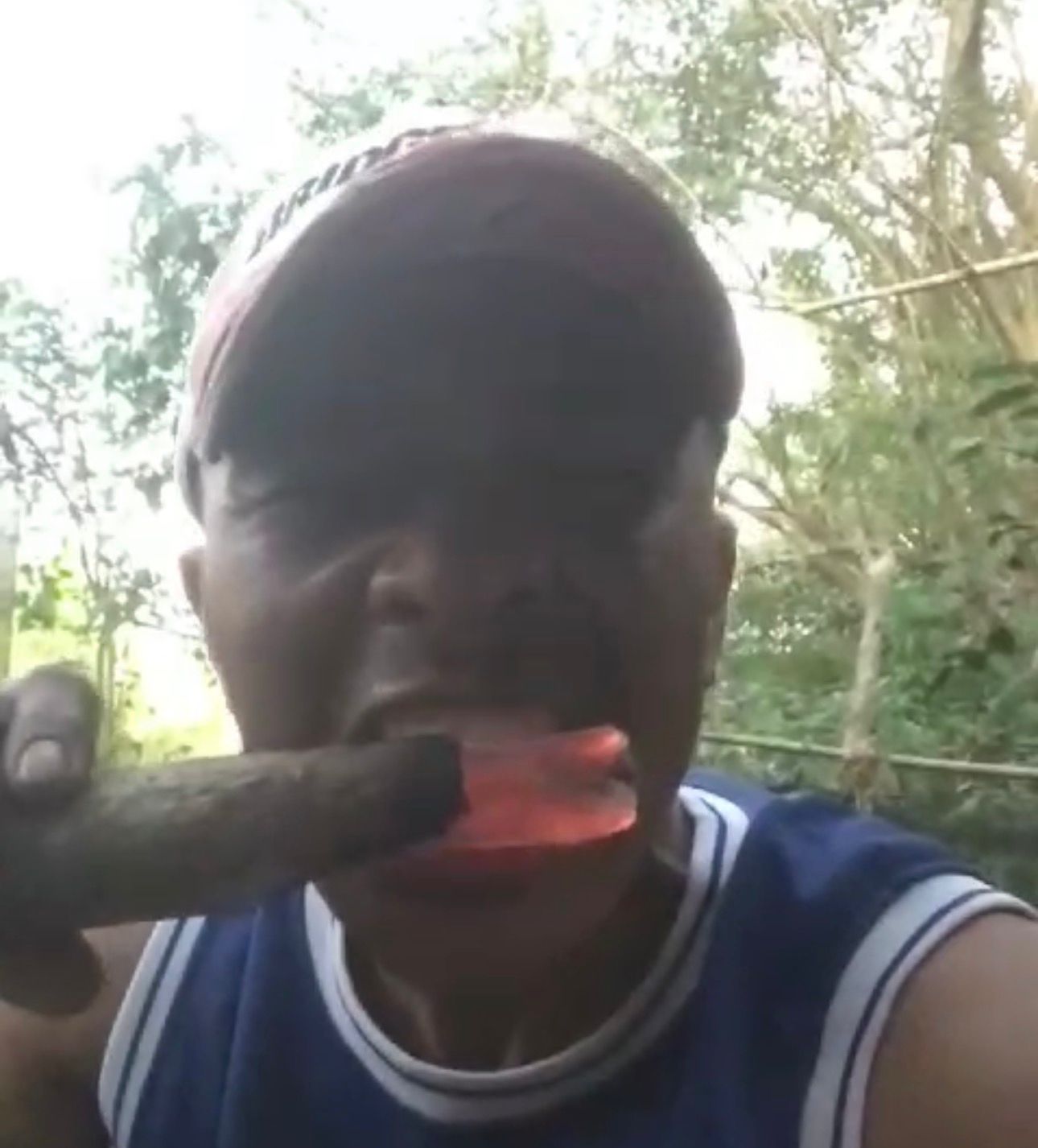 Vídeo de homem comendo madeira em chamas viraliza e gera alerta nas redes sociais