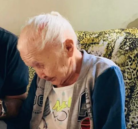 Mesmo com as limitações impostas pelo tempo, como a perda da visão, a idosa mantém a lucidez e surpreende pela disposição dentro da rotina diária.