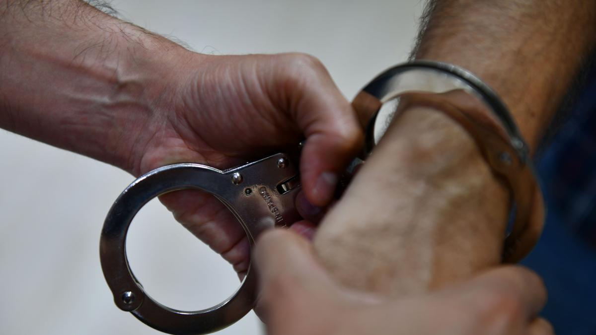 Urinating through the window and sleeping among bedbugs: this is the black hole where Europe hides its refugees