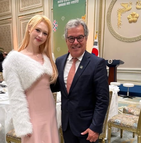 Jorge Viana publishes photo with member of the K-pop group during ceremony in South Korea