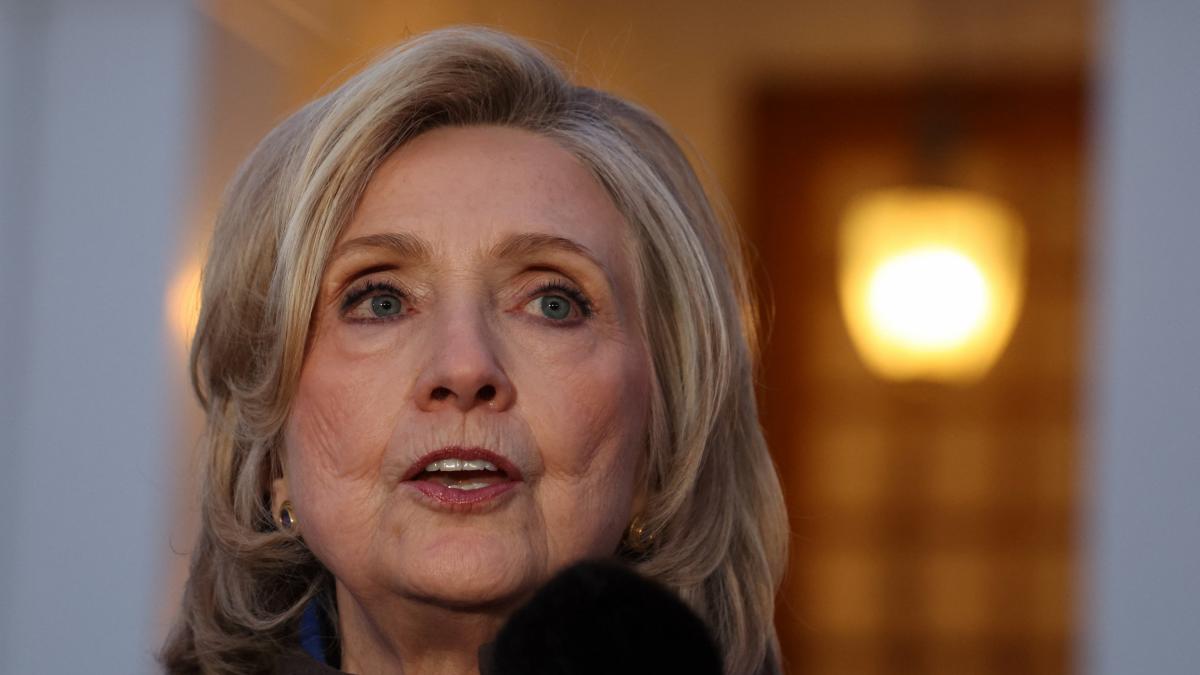 UFOs and pizzas, the crazy questions to Hillary Clinton that have nothing to do with Epstein