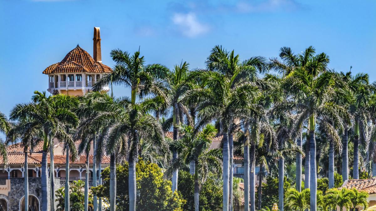 The US Secret Service shoots and kills an allegedly armed man who was trying to access Trump's mansion