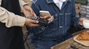 Researchers warn that paying with your cell phone without a PIN could put your money at risk: find out how to use contactless safely