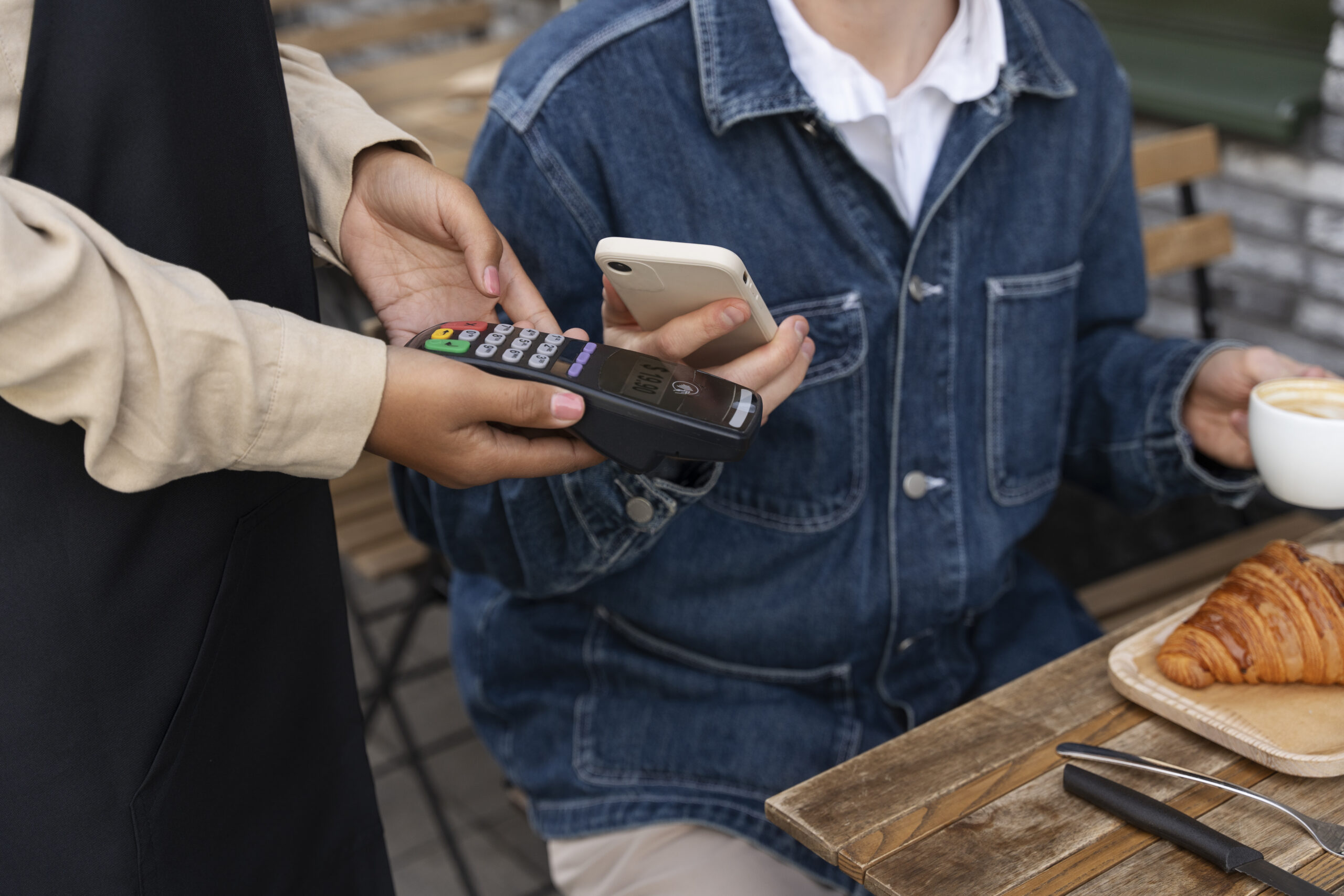 Researchers warn that paying with your cell phone without a PIN could put your money at risk: find out how to use contactless safely