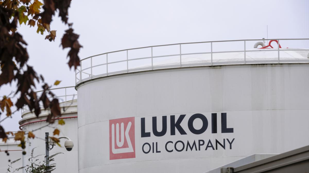 Russian economy falters: country's largest private oil company asks for a bailout