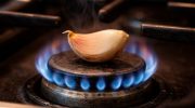 Leave a clove of garlic on the stove: why to do it and when to do it