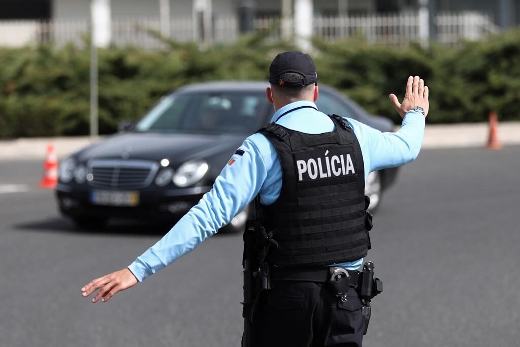 Polícia a parar um carro.