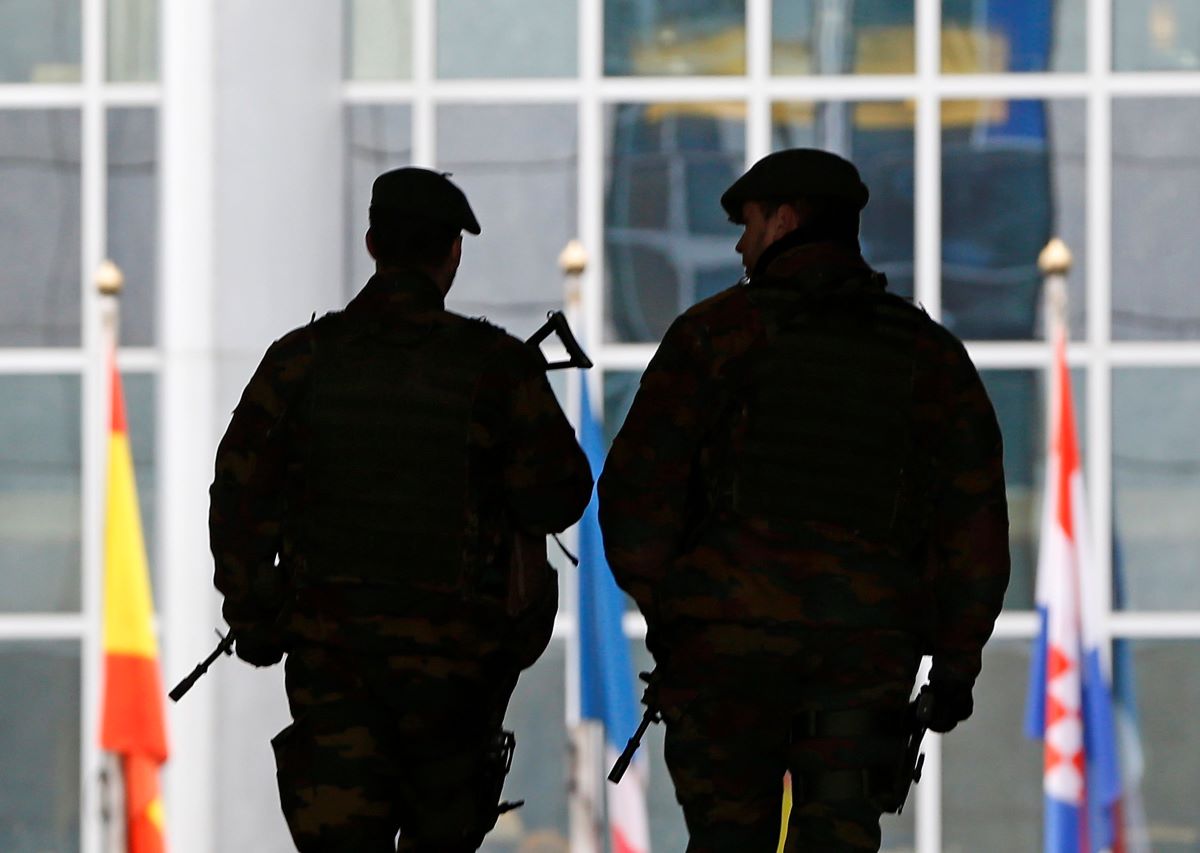 Eurobarometer: 68% of Europeans feel threatened - What does it show for Greece?