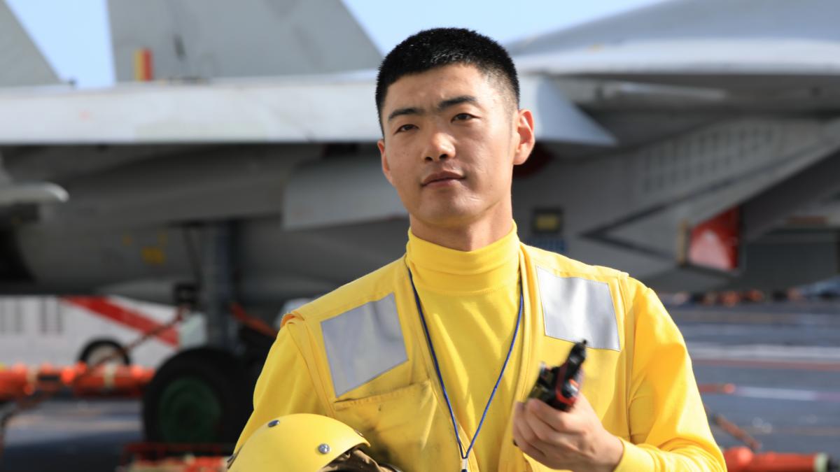 China unveils its future 120,000-ton flying aircraft carrier and 88 fighters: "Like in Star Wars"