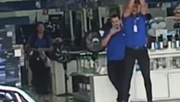 Dancing salesman becomes a daily attraction in the center of Rio Branco