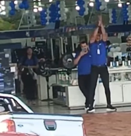 Dancing salesman becomes a daily attraction in the center of Rio Branco