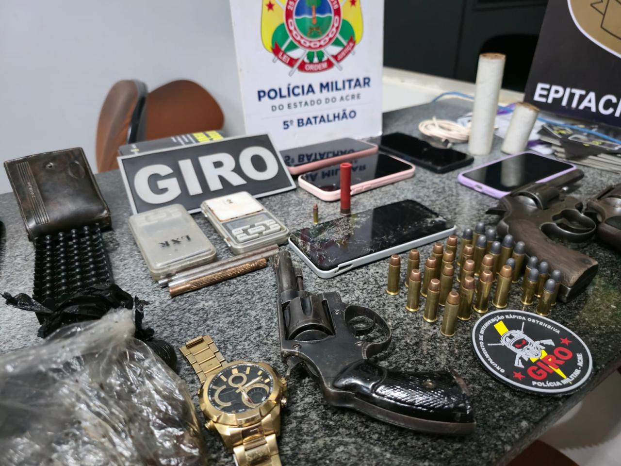 PM desarticula reunião de facção, apreende armas e drogas e conduz suspeitos à delegacia; um tinha mandado em aberto e outro usava tornozeleira.