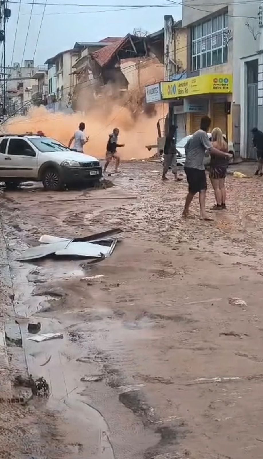 Chuvas intensas provocaram ao menos 22 mortes, deixaram dezenas de desaparecidos e centenas de desabrigados. Aulas foram suspensas, e equipes seguem em buscas por vítimas soterradas.