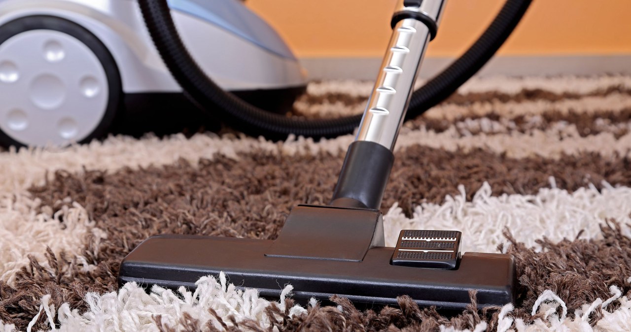 The last stage of cleaning the carpet after winter is to thoroughly vacuum it. /123RF/PICSEL