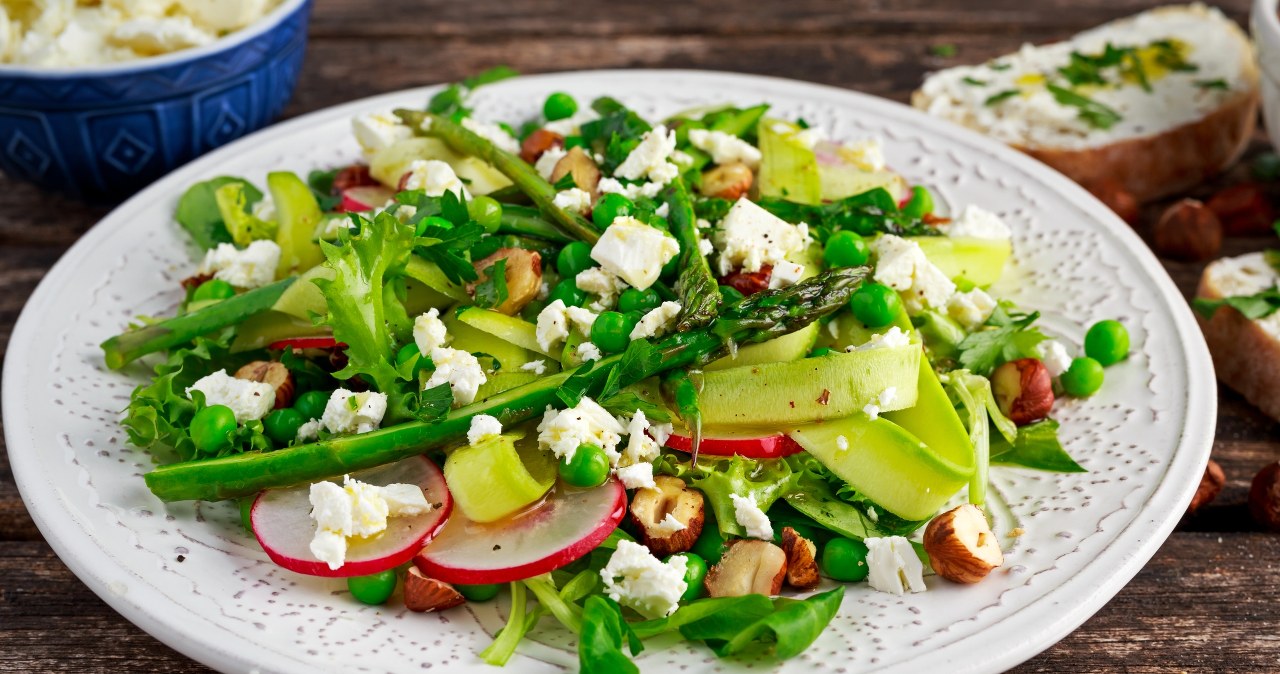 Common chickweed is a great addition to salads /press materials