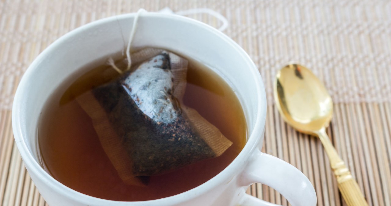 To prepare the floor cleaning mixture, simply brew 2-3 black tea bags in about 1 liter of boiling water and then pour it into a bucket of warm water /123RF/PICSEL