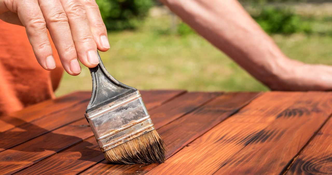 It is worth renovating your garden furniture to give it a second life