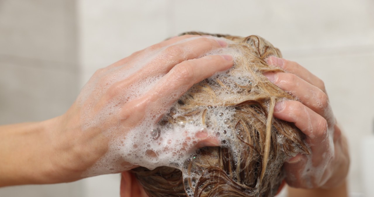 Washing your hair with homemade rye flour shampoo will have a positive effect on its appearance. They will be fluffy and shiny. /123RF/PICSEL