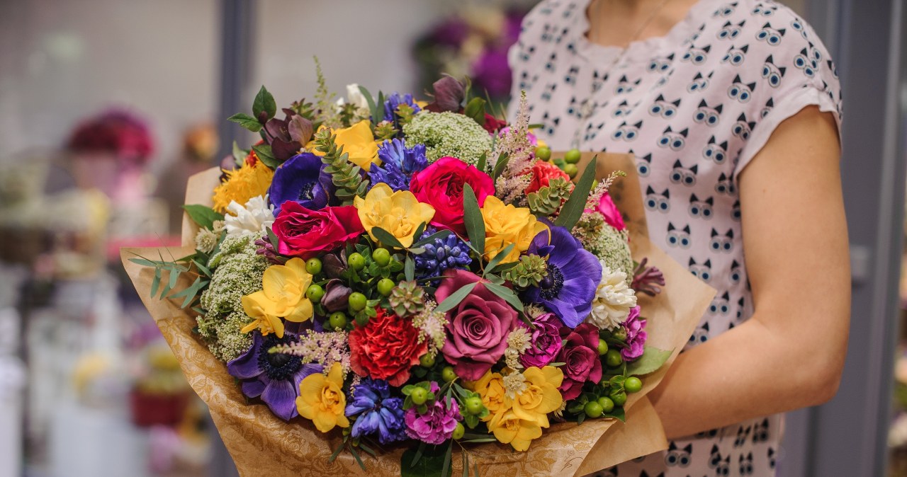 Many ladies will be happy with a large bouquet. /123RF/PICSEL