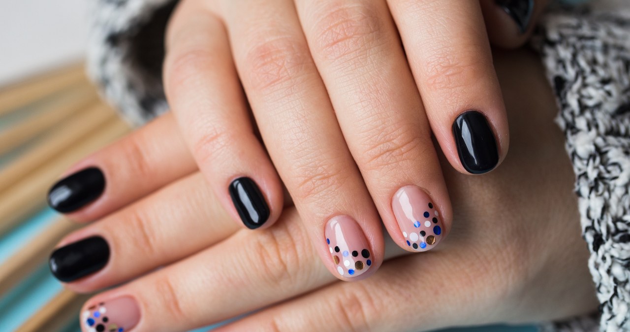 Dots in manicure offer many possibilities /Pixel