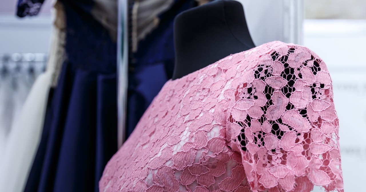 Openwork dresses are airy and light. It is worth wearing them in spring and summer. /Pixel