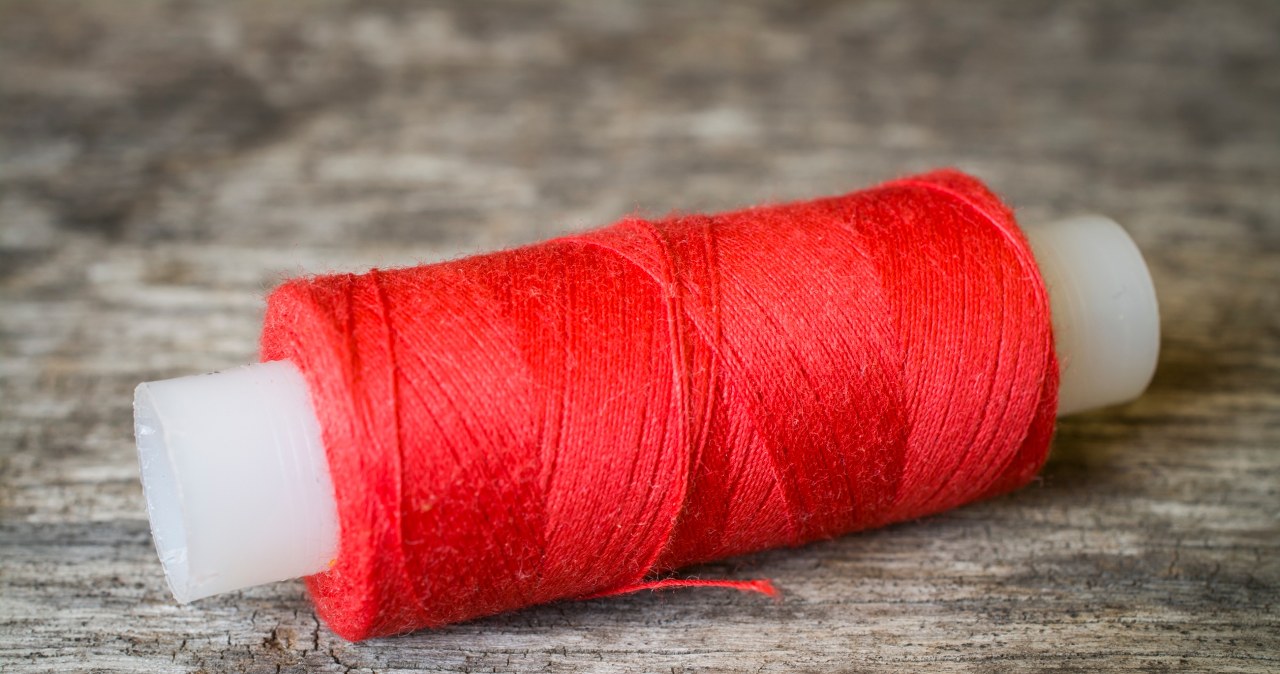 You can also tie the red thread to your bag if you don't want to hold it directly on your wrist /Pixel