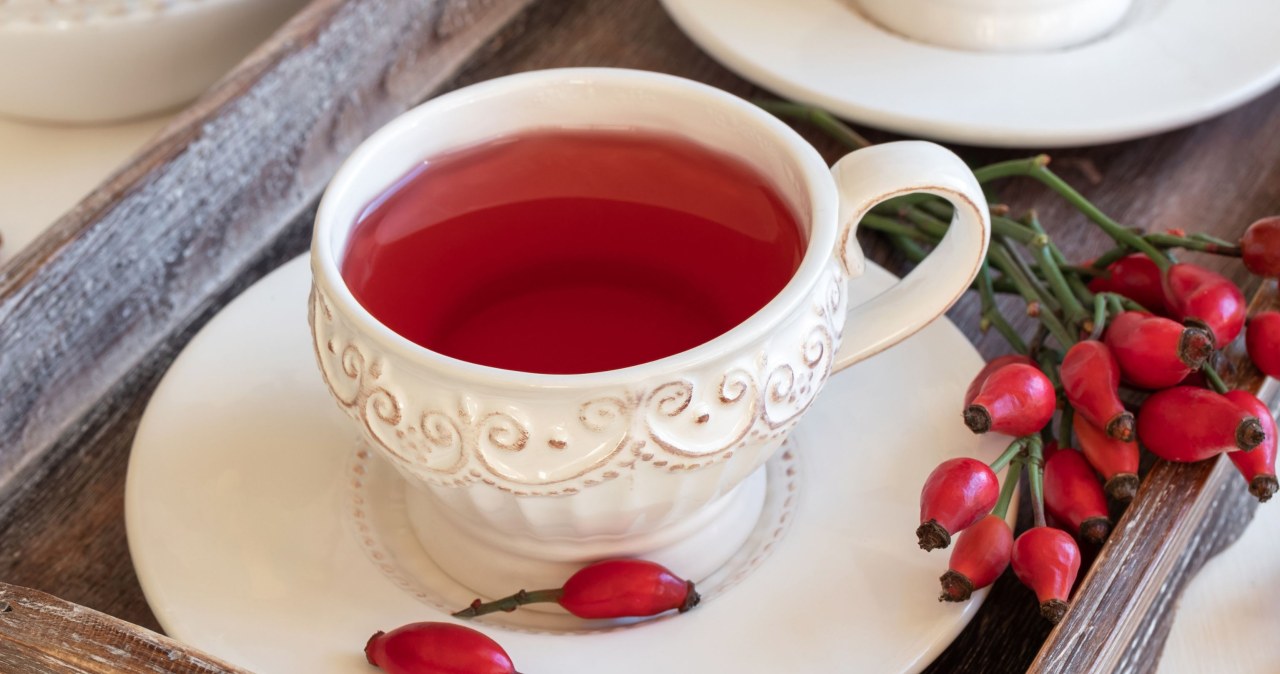 Wild rose tea tastes delicious with spices and honey / Madeleine_Steinbach / Canva Pro
