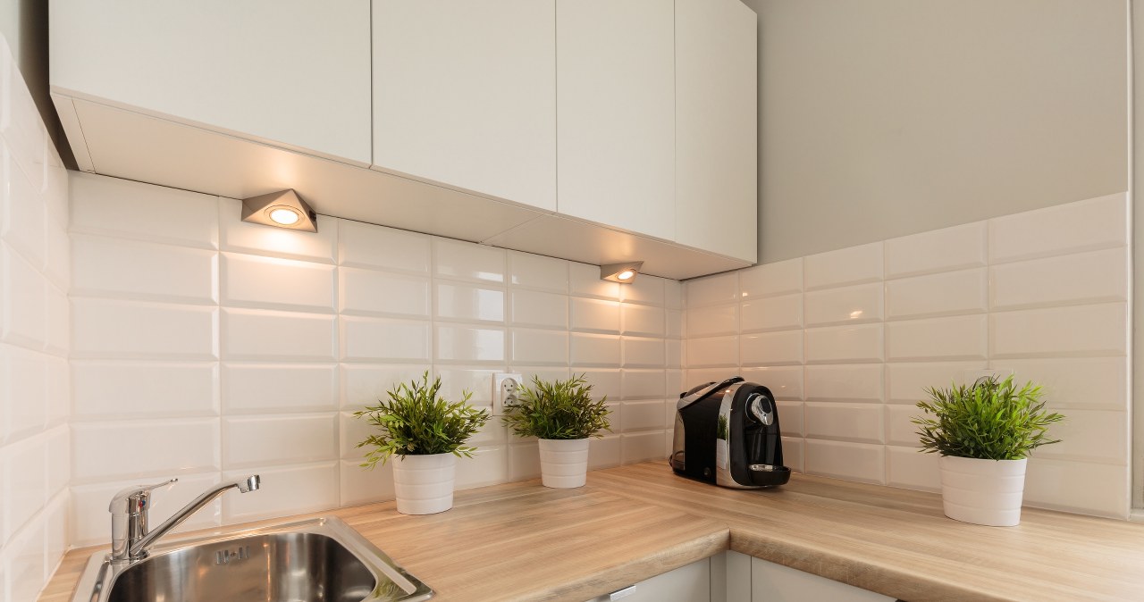 Are you organizing a kitchen? Be sure to place the stove and refrigerator here