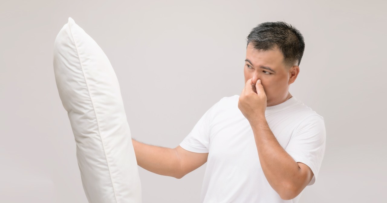 I put it in the washing machine and wash the pillows. They are clean and smell fresh