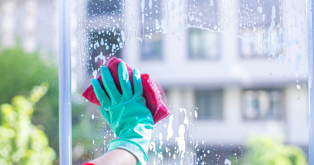 I only clean my windows after winter with this. The dust disappears in a flash and there are no streaks