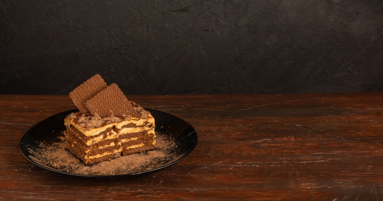 Cake for Women's Day in fifteen minutes. All you need are biscuits and a can of sweet dough