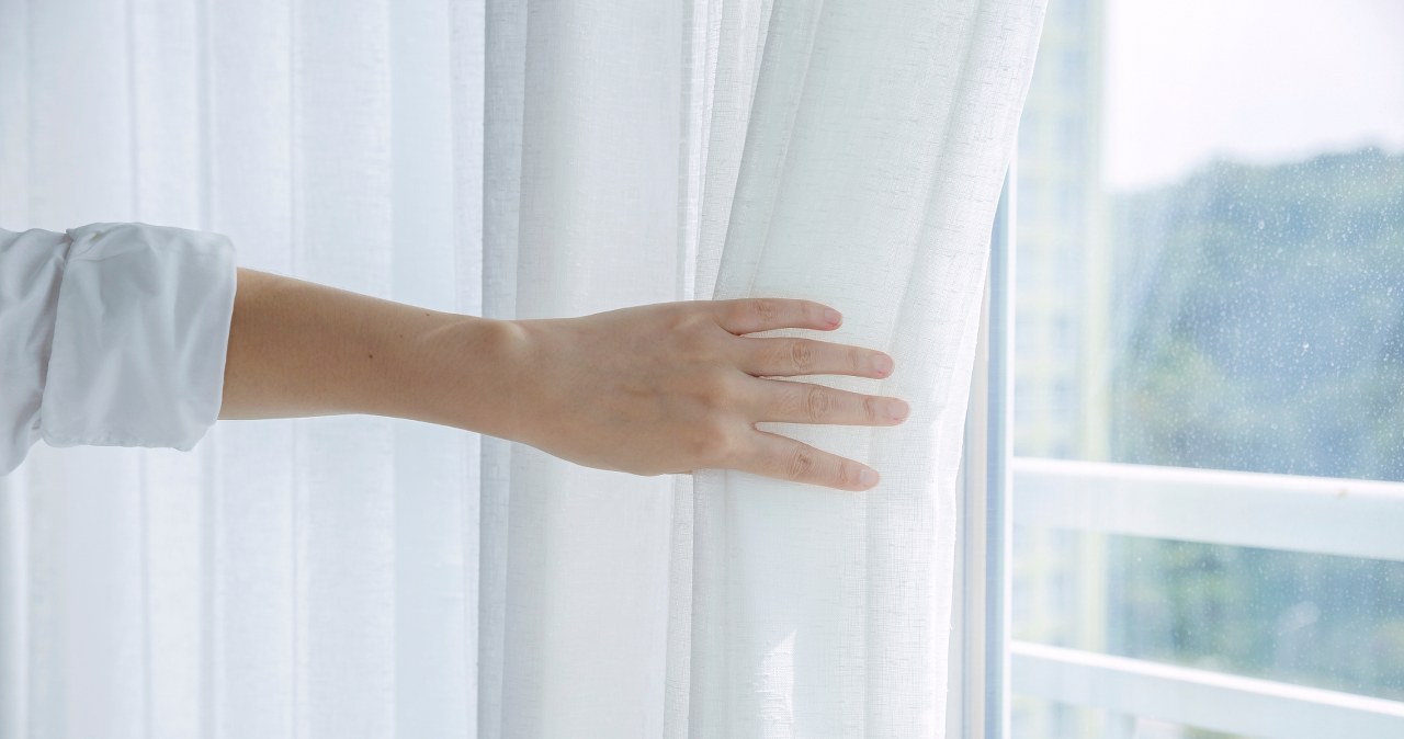 Wash yellowed curtains after winter in this way. They will shine white in your eyes