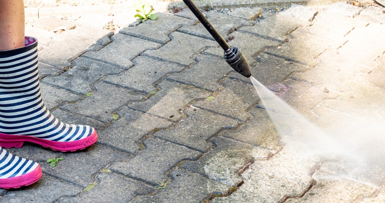 Paving stones dirty with sand and salt? This is how you can remove winter stains